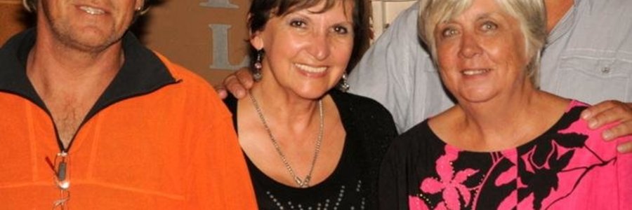 Vlnr is Wayne Devitt, Jane Bailey en Annemarie Watney, met voorsitter Theuns Roodman agter regs